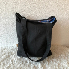 Schwarze Einkaufstasche aus upcycling Material von AichelBag