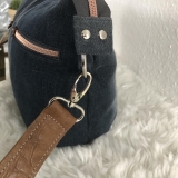 Jeans Upcycling Schultertasche mit Ledergurt